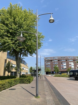 Lantaarnpaal met Metronomis armaturen
Links een Metronomis Oslo en rechts een Metronomis Porto armatuur
